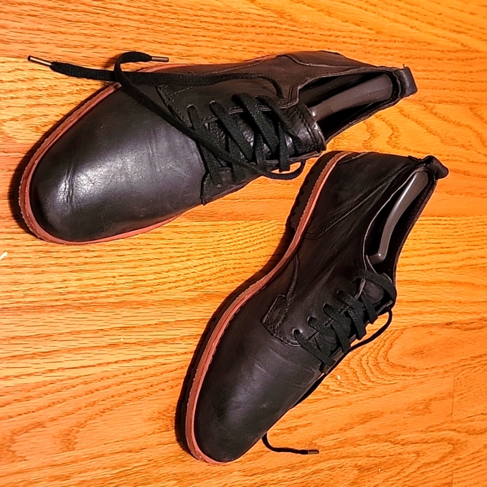 Men's size 9 Timberland Wodehouse shoes.